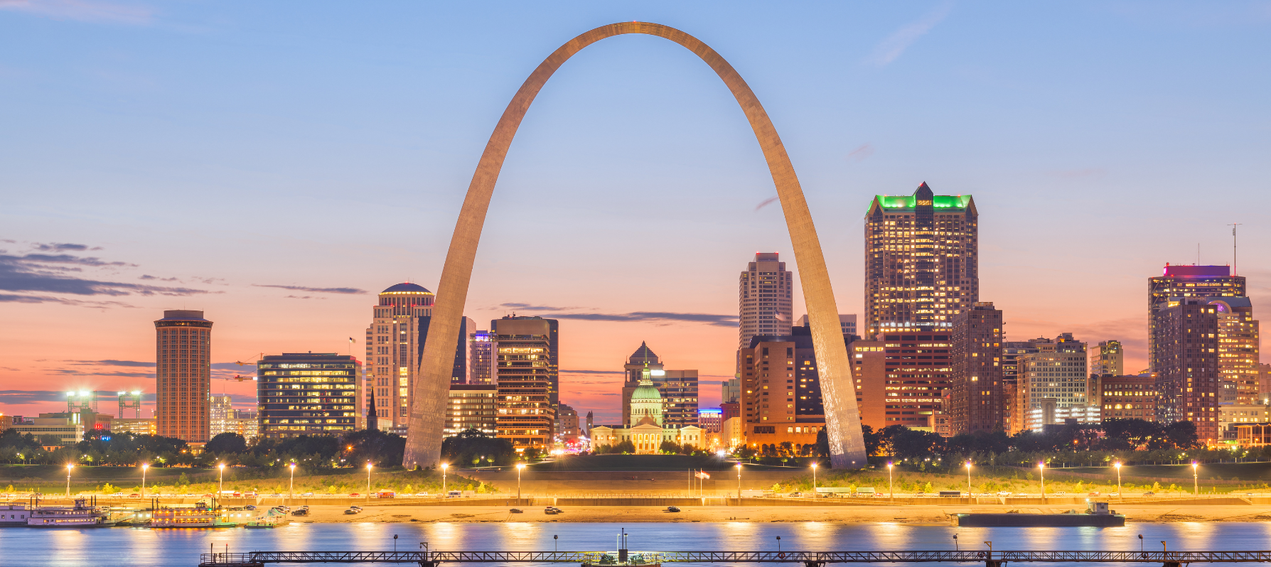 view of the Gateway to the West arch in St. Louis Missouri